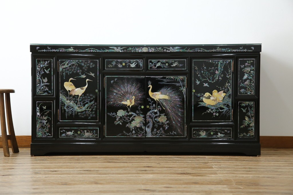 中古　美品!!　高級品　韓国民芸家具　孔雀　鳳凰(ホウオウ)　花鳥図　蝶図　煌びやかで美しい螺鈿(ラデン)細工が見事なガラス天板のサイドボード　定価約150万円相当　(R-081234)