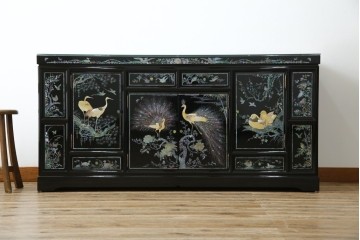 中古　美品!!　高級品　韓国民芸家具　孔雀　鳳凰(ホウオウ)　花鳥図　蝶図　煌びやかで美しい螺鈿(ラデン)細工が見事なガラス天板のサイドボード　定価約150万円相当　(R-081234)