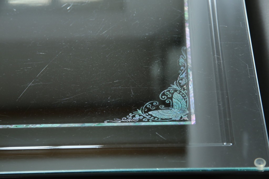 中古　美品!!　高級品　韓国民芸家具　孔雀　鳳凰(ホウオウ)　花鳥図　蝶図　煌びやかで美しい螺鈿(ラデン)細工が見事なガラス天板のサイドボード　定価約150万円相当　(R-081234)