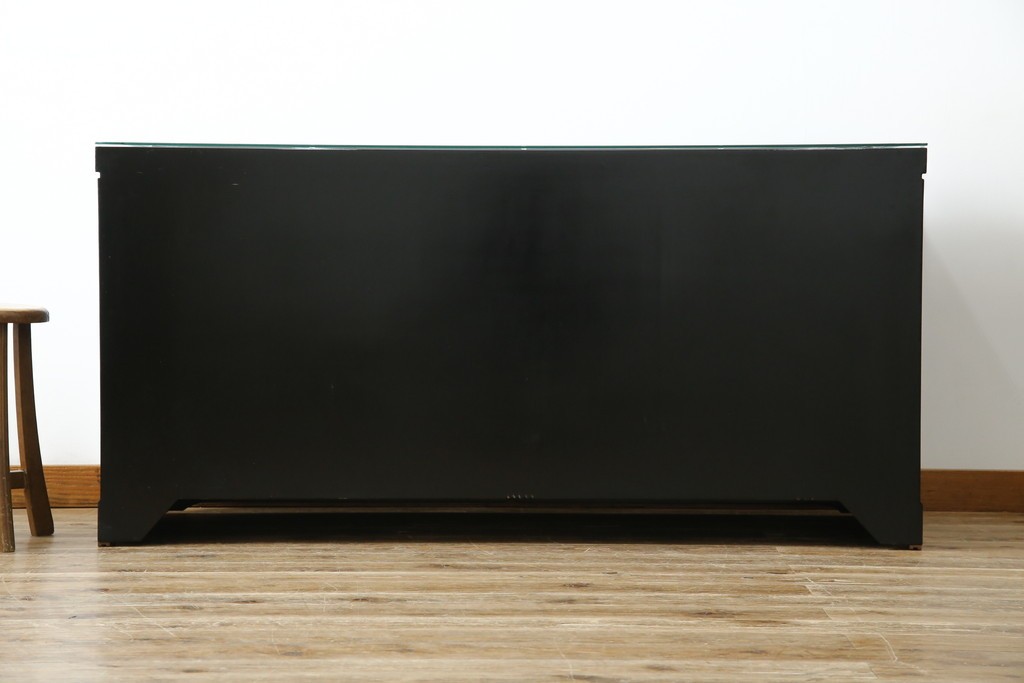 中古　美品!!　高級品　韓国民芸家具　孔雀　鳳凰(ホウオウ)　花鳥図　蝶図　煌びやかで美しい螺鈿(ラデン)細工が見事なガラス天板のサイドボード　定価約150万円相当　(R-081234)