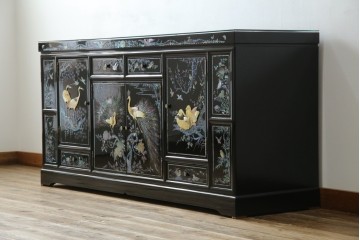 中古　美品!!　高級品　韓国民芸家具　孔雀　鳳凰(ホウオウ)　花鳥図　蝶図　煌びやかで美しい螺鈿(ラデン)細工が見事なガラス天板のサイドボード　定価約150万円相当　(R-081234)