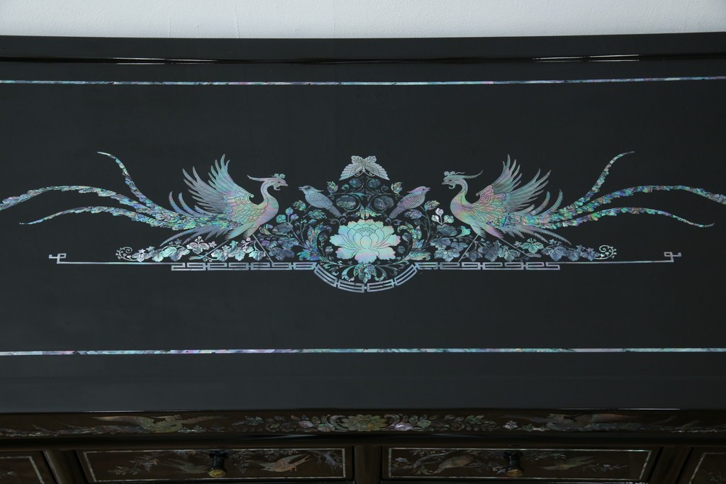 中古　美品!!　高級品　韓国民芸家具　孔雀　鳳凰(ホウオウ)　花鳥図　蝶図　煌びやかで美しい螺鈿(ラデン)細工が見事なガラス天板のサイドボード　定価約150万円相当　(R-081234)