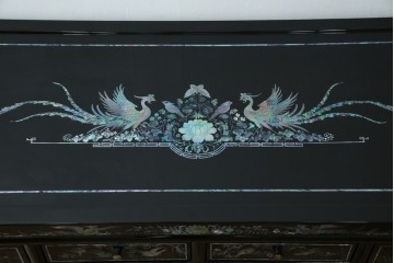 中古　美品!!　高級品　韓国民芸家具　孔雀　鳳凰(ホウオウ)　花鳥図　蝶図　煌びやかで美しい螺鈿(ラデン)細工が見事なガラス天板のサイドボード　定価約150万円相当　(R-081234)