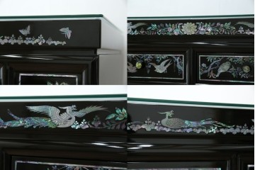 中古　美品!!　高級品　韓国民芸家具　孔雀　鳳凰(ホウオウ)　花鳥図　蝶図　煌びやかで美しい螺鈿(ラデン)細工が見事なガラス天板のサイドボード　定価約150万円相当　(R-081234)