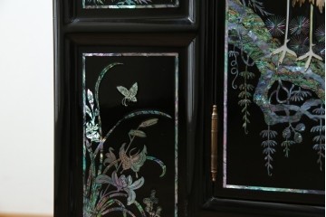 中古　美品!!　高級品　韓国民芸家具　孔雀　鳳凰(ホウオウ)　花鳥図　蝶図　煌びやかで美しい螺鈿(ラデン)細工が見事なガラス天板のサイドボード　定価約150万円相当　(R-081234)