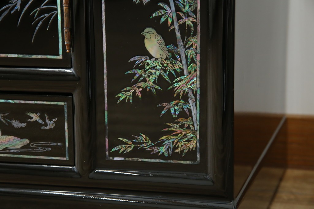 中古　美品!!　高級品　韓国民芸家具　孔雀　鳳凰(ホウオウ)　花鳥図　蝶図　煌びやかで美しい螺鈿(ラデン)細工が見事なガラス天板のサイドボード　定価約150万円相当　(R-081234)