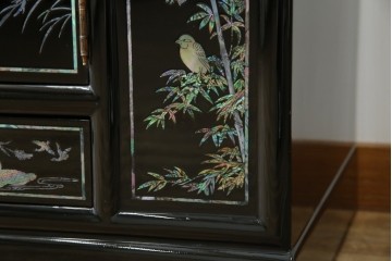 中古　美品!!　高級品　韓国民芸家具　孔雀　鳳凰(ホウオウ)　花鳥図　蝶図　煌びやかで美しい螺鈿(ラデン)細工が見事なガラス天板のサイドボード　定価約150万円相当　(R-081234)