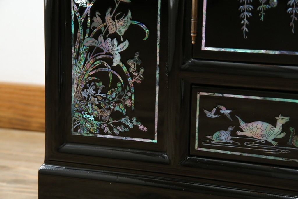 中古　美品!!　高級品　韓国民芸家具　孔雀　鳳凰(ホウオウ)　花鳥図　蝶図　煌びやかで美しい螺鈿(ラデン)細工が見事なガラス天板のサイドボード　定価約150万円相当　(R-081234)