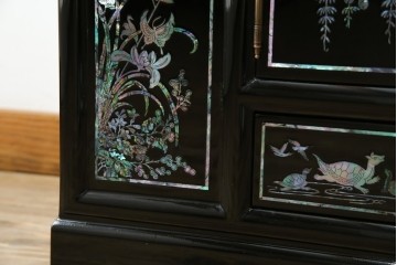 中古　美品!!　高級品　韓国民芸家具　孔雀　鳳凰(ホウオウ)　花鳥図　蝶図　煌びやかで美しい螺鈿(ラデン)細工が見事なガラス天板のサイドボード　定価約150万円相当　(R-081234)