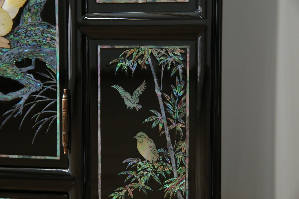 中古　美品!!　高級品　韓国民芸家具　孔雀　鳳凰(ホウオウ)　花鳥図　蝶図　煌びやかで美しい螺鈿(ラデン)細工が見事なガラス天板のサイドボード　定価約150万円相当　(R-081234)