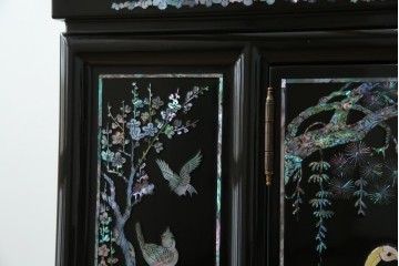 中古　美品!!　高級品　韓国民芸家具　孔雀　鳳凰(ホウオウ)　花鳥図　蝶図　煌びやかで美しい螺鈿(ラデン)細工が見事なガラス天板のサイドボード　定価約150万円相当　(R-081234)