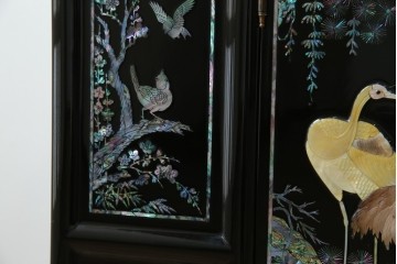 中古　美品!!　高級品　韓国民芸家具　孔雀　鳳凰(ホウオウ)　花鳥図　蝶図　煌びやかで美しい螺鈿(ラデン)細工が見事なガラス天板のサイドボード　定価約150万円相当　(R-081234)