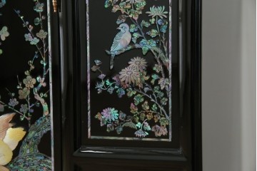 中古　美品!!　高級品　韓国民芸家具　孔雀　鳳凰(ホウオウ)　花鳥図　蝶図　煌びやかで美しい螺鈿(ラデン)細工が見事なガラス天板のサイドボード　定価約150万円相当　(R-081234)