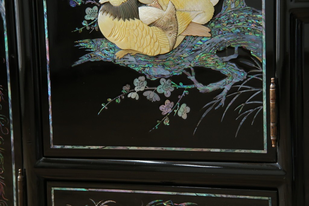 中古　美品!!　高級品　韓国民芸家具　孔雀　鳳凰(ホウオウ)　花鳥図　蝶図　煌びやかで美しい螺鈿(ラデン)細工が見事なガラス天板のサイドボード　定価約150万円相当　(R-081234)