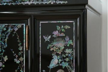 中古　美品!!　高級品　韓国民芸家具　孔雀　鳳凰(ホウオウ)　花鳥図　蝶図　煌びやかで美しい螺鈿(ラデン)細工が見事なガラス天板のサイドボード　定価約150万円相当　(R-081234)