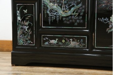 中古　美品!!　高級品　韓国民芸家具　孔雀　鳳凰(ホウオウ)　花鳥図　蝶図　煌びやかで美しい螺鈿(ラデン)細工が見事なガラス天板のサイドボード　定価約150万円相当　(R-081234)