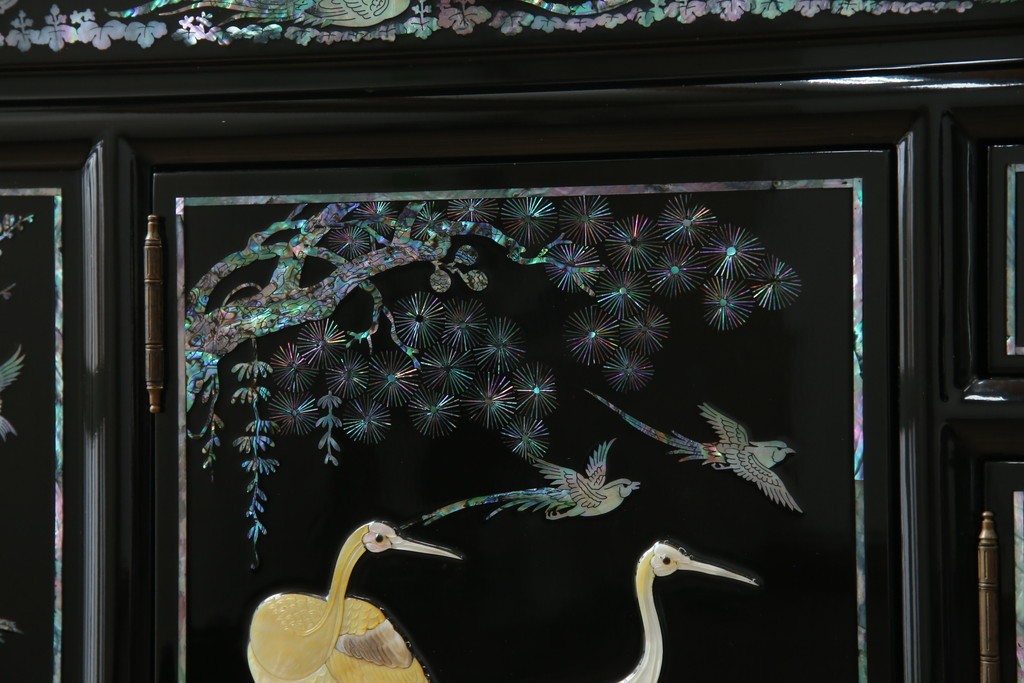 中古　美品!!　高級品　韓国民芸家具　孔雀　鳳凰(ホウオウ)　花鳥図　蝶図　煌びやかで美しい螺鈿(ラデン)細工が見事なガラス天板のサイドボード　定価約150万円相当　(R-081234)