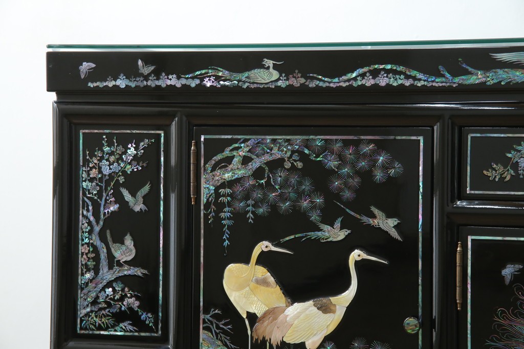 中古　美品!!　高級品　韓国民芸家具　孔雀　鳳凰(ホウオウ)　花鳥図　蝶図　煌びやかで美しい螺鈿(ラデン)細工が見事なガラス天板のサイドボード　定価約150万円相当　(R-081234)