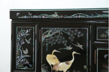 中古　美品!!　高級品　韓国民芸家具　孔雀　鳳凰(ホウオウ)　花鳥図　蝶図　煌びやかで美しい螺鈿(ラデン)細工が見事なガラス天板のサイドボード　定価約150万円相当　(R-081234)