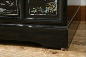 中古　美品!!　高級品　韓国民芸家具　孔雀　鳳凰(ホウオウ)　花鳥図　蝶図　煌びやかで美しい螺鈿(ラデン)細工が見事なガラス天板のサイドボード　定価約150万円相当　(R-081234)