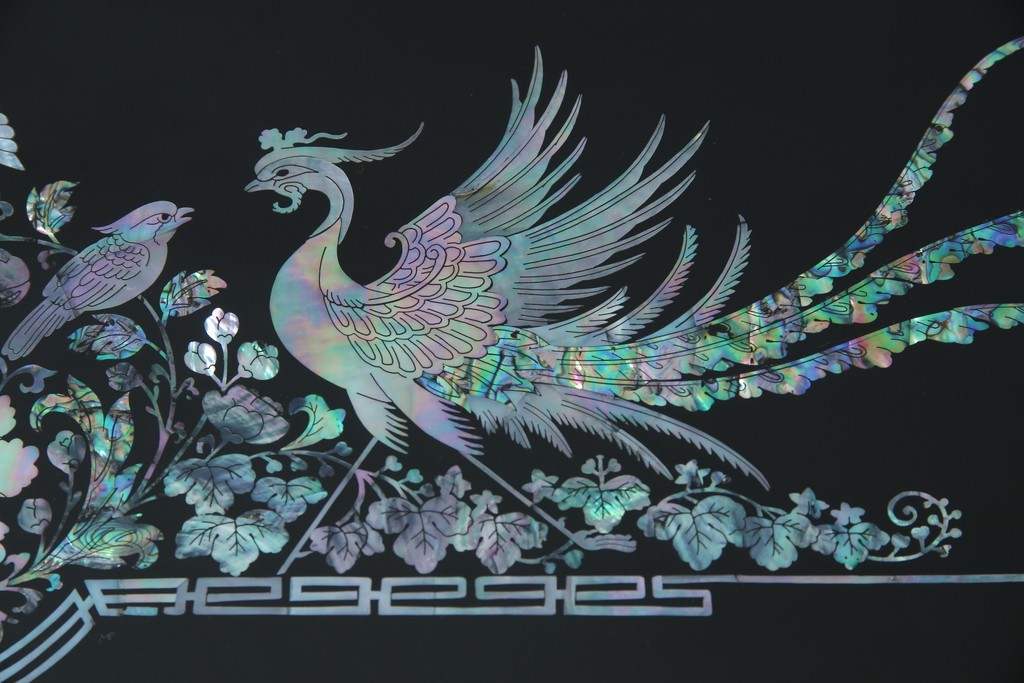 中古　美品!!　高級品　韓国民芸家具　孔雀　鳳凰(ホウオウ)　花鳥図　蝶図　煌びやかで美しい螺鈿(ラデン)細工が見事なガラス天板のサイドボード　定価約150万円相当　(R-081234)