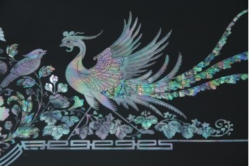 中古　美品!!　高級品　韓国民芸家具　孔雀　鳳凰(ホウオウ)　花鳥図　蝶図　煌びやかで美しい螺鈿(ラデン)細工が見事なガラス天板のサイドボード　定価約150万円相当　(R-081234)