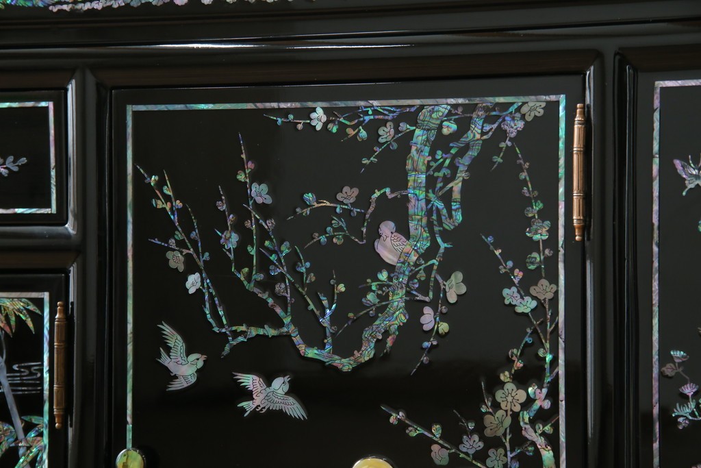 中古　美品!!　高級品　韓国民芸家具　孔雀　鳳凰(ホウオウ)　花鳥図　蝶図　煌びやかで美しい螺鈿(ラデン)細工が見事なガラス天板のサイドボード　定価約150万円相当　(R-081234)