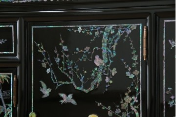 中古　美品!!　高級品　韓国民芸家具　孔雀　鳳凰(ホウオウ)　花鳥図　蝶図　煌びやかで美しい螺鈿(ラデン)細工が見事なガラス天板のサイドボード　定価約150万円相当　(R-081234)