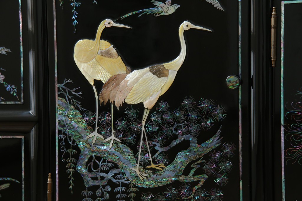 中古　美品!!　高級品　韓国民芸家具　孔雀　鳳凰(ホウオウ)　花鳥図　蝶図　煌びやかで美しい螺鈿(ラデン)細工が見事なガラス天板のサイドボード　定価約150万円相当　(R-081234)