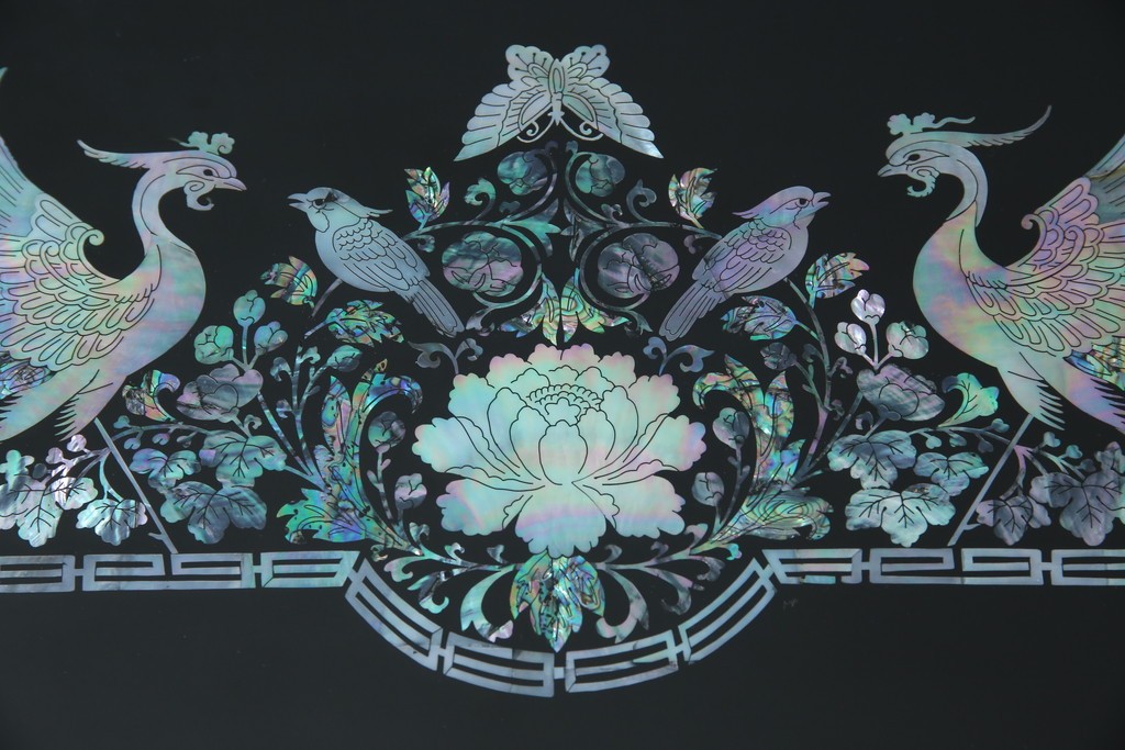 中古　美品!!　高級品　韓国民芸家具　孔雀　鳳凰(ホウオウ)　花鳥図　蝶図　煌びやかで美しい螺鈿(ラデン)細工が見事なガラス天板のサイドボード　定価約150万円相当　(R-081234)