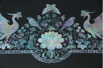 中古　美品!!　高級品　韓国民芸家具　孔雀　鳳凰(ホウオウ)　花鳥図　蝶図　煌びやかで美しい螺鈿(ラデン)細工が見事なガラス天板のサイドボード　定価約150万円相当　(R-081234)