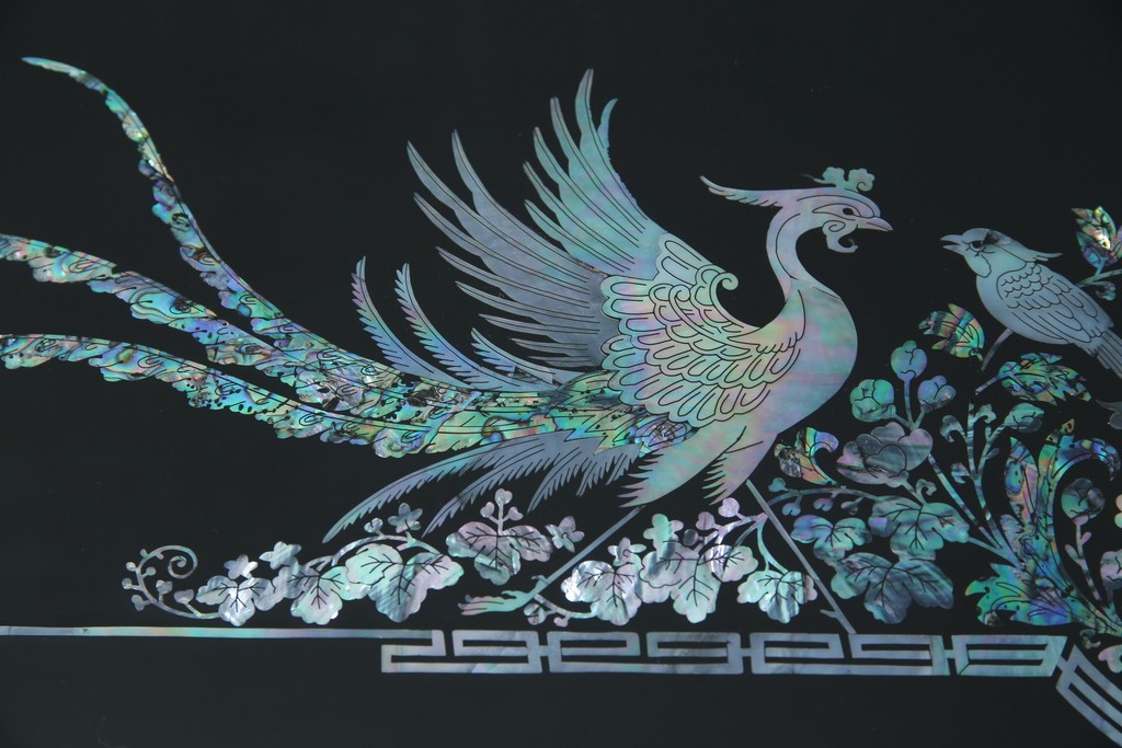 中古　美品!!　高級品　韓国民芸家具　孔雀　鳳凰(ホウオウ)　花鳥図　蝶図　煌びやかで美しい螺鈿(ラデン)細工が見事なガラス天板のサイドボード　定価約150万円相当　(R-081234)