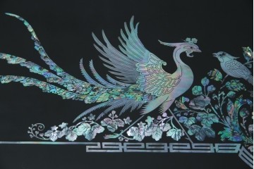 中古　美品!!　高級品　韓国民芸家具　孔雀　鳳凰(ホウオウ)　花鳥図　蝶図　煌びやかで美しい螺鈿(ラデン)細工が見事なガラス天板のサイドボード　定価約150万円相当　(R-081234)