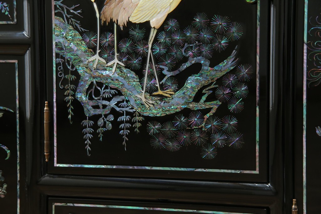 中古　美品!!　高級品　韓国民芸家具　孔雀　鳳凰(ホウオウ)　花鳥図　蝶図　煌びやかで美しい螺鈿(ラデン)細工が見事なガラス天板のサイドボード　定価約150万円相当　(R-081234)