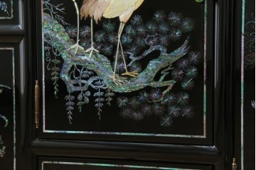 中古　美品!!　高級品　韓国民芸家具　孔雀　鳳凰(ホウオウ)　花鳥図　蝶図　煌びやかで美しい螺鈿(ラデン)細工が見事なガラス天板のサイドボード　定価約150万円相当　(R-081234)