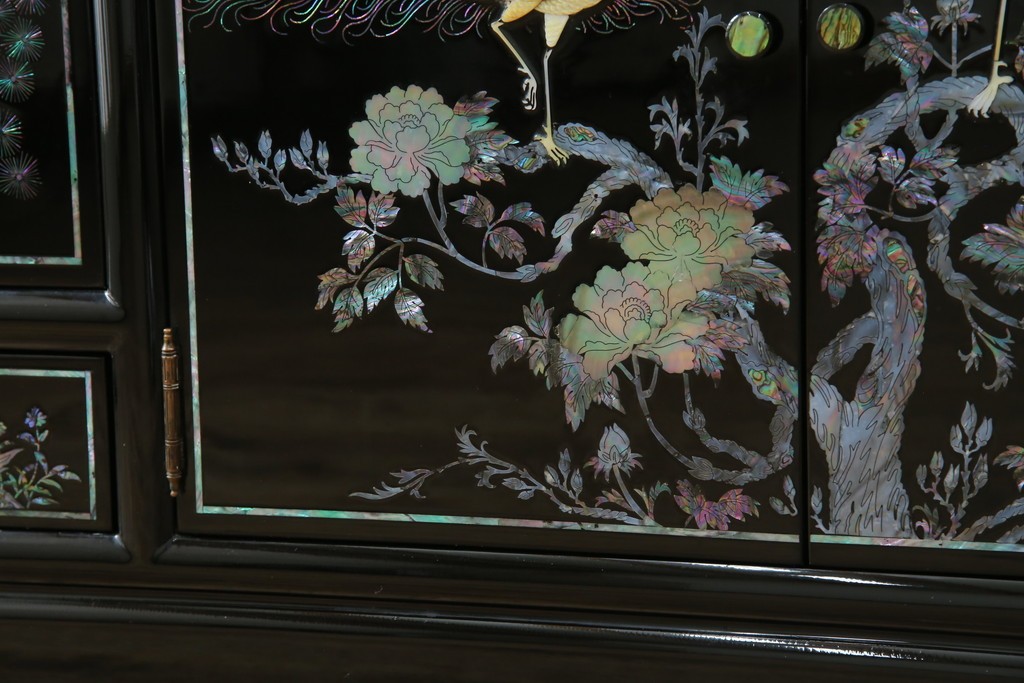 中古　美品!!　高級品　韓国民芸家具　孔雀　鳳凰(ホウオウ)　花鳥図　蝶図　煌びやかで美しい螺鈿(ラデン)細工が見事なガラス天板のサイドボード　定価約150万円相当　(R-081234)