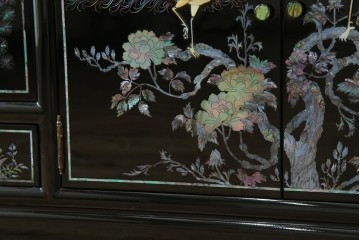 中古　美品!!　高級品　韓国民芸家具　孔雀　鳳凰(ホウオウ)　花鳥図　蝶図　煌びやかで美しい螺鈿(ラデン)細工が見事なガラス天板のサイドボード　定価約150万円相当　(R-081234)