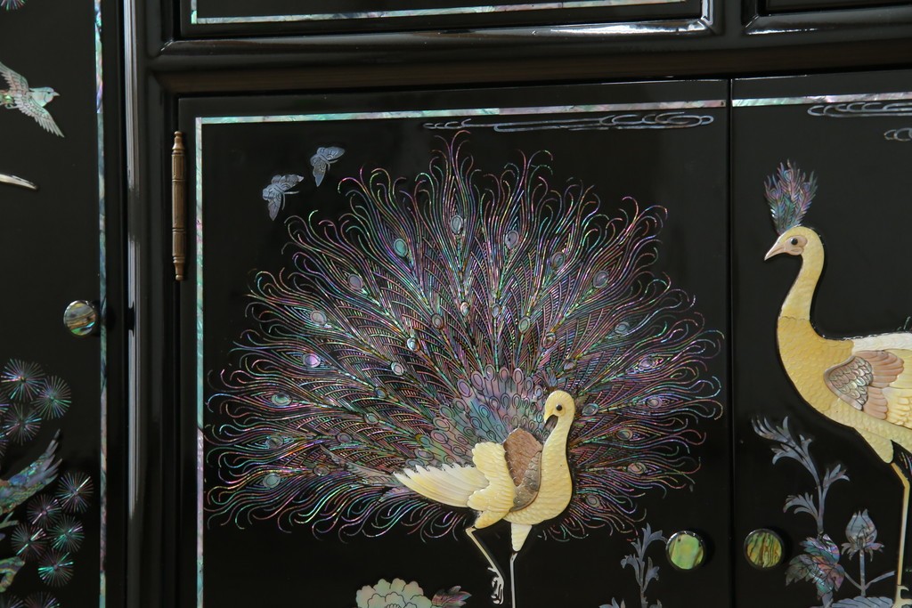 中古　美品!!　高級品　韓国民芸家具　孔雀　鳳凰(ホウオウ)　花鳥図　蝶図　煌びやかで美しい螺鈿(ラデン)細工が見事なガラス天板のサイドボード　定価約150万円相当　(R-081234)