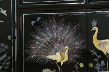 中古　美品!!　高級品　韓国民芸家具　孔雀　鳳凰(ホウオウ)　花鳥図　蝶図　煌びやかで美しい螺鈿(ラデン)細工が見事なガラス天板のサイドボード　定価約150万円相当　(R-081234)