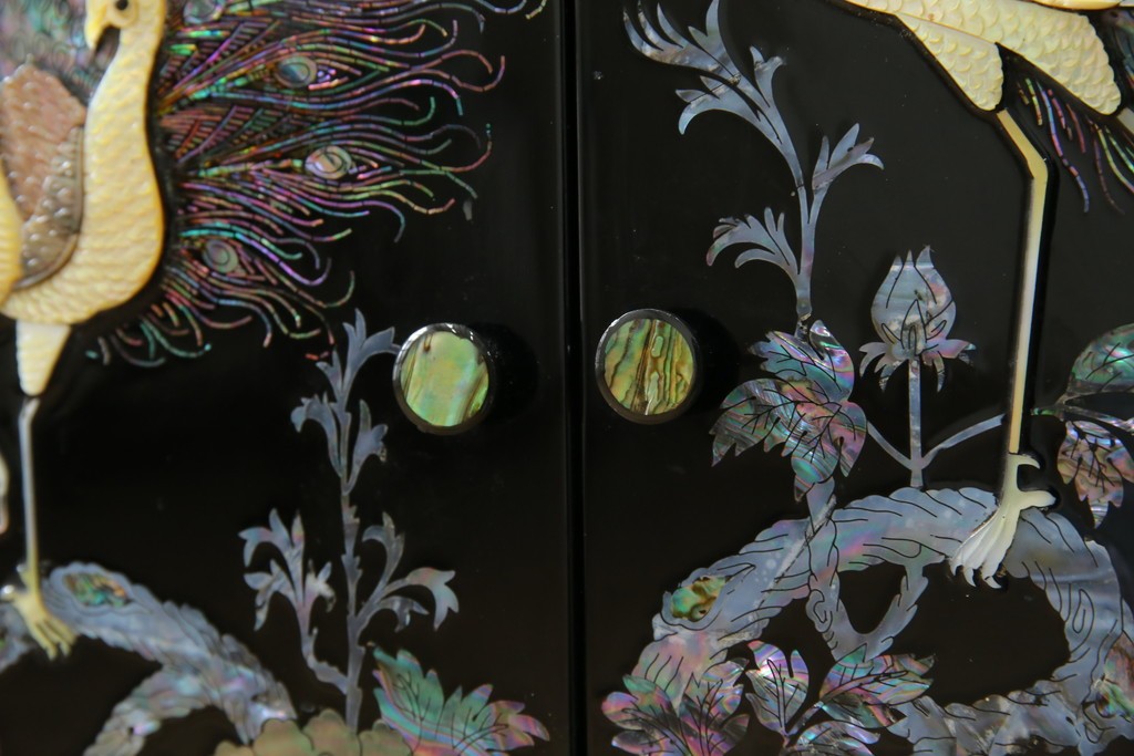 中古　美品!!　高級品　韓国民芸家具　孔雀　鳳凰(ホウオウ)　花鳥図　蝶図　煌びやかで美しい螺鈿(ラデン)細工が見事なガラス天板のサイドボード　定価約150万円相当　(R-081234)