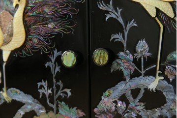 中古　美品!!　高級品　韓国民芸家具　孔雀　鳳凰(ホウオウ)　花鳥図　蝶図　煌びやかで美しい螺鈿(ラデン)細工が見事なガラス天板のサイドボード　定価約150万円相当　(R-081234)