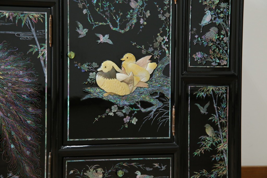 中古　美品!!　高級品　韓国民芸家具　孔雀　鳳凰(ホウオウ)　花鳥図　蝶図　煌びやかで美しい螺鈿(ラデン)細工が見事なガラス天板のサイドボード　定価約150万円相当　(R-081234)