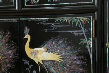 中古　美品!!　高級品　韓国民芸家具　孔雀　鳳凰(ホウオウ)　花鳥図　蝶図　煌びやかで美しい螺鈿(ラデン)細工が見事なガラス天板のサイドボード　定価約150万円相当　(R-081234)