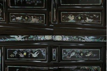 中古　美品!!　高級品　韓国民芸家具　孔雀　鳳凰(ホウオウ)　花鳥図　蝶図　煌びやかで美しい螺鈿(ラデン)細工が見事なガラス天板のサイドボード　定価約150万円相当　(R-081234)