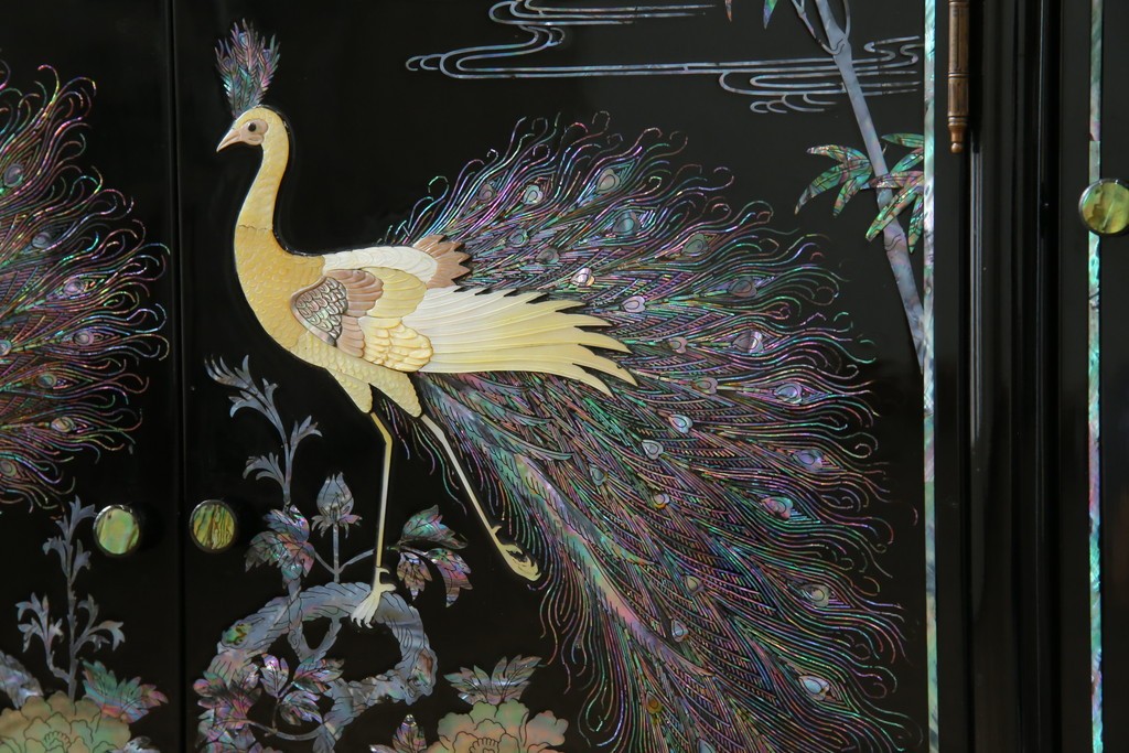 中古　美品!!　高級品　韓国民芸家具　孔雀　鳳凰(ホウオウ)　花鳥図　蝶図　煌びやかで美しい螺鈿(ラデン)細工が見事なガラス天板のサイドボード　定価約150万円相当　(R-081234)