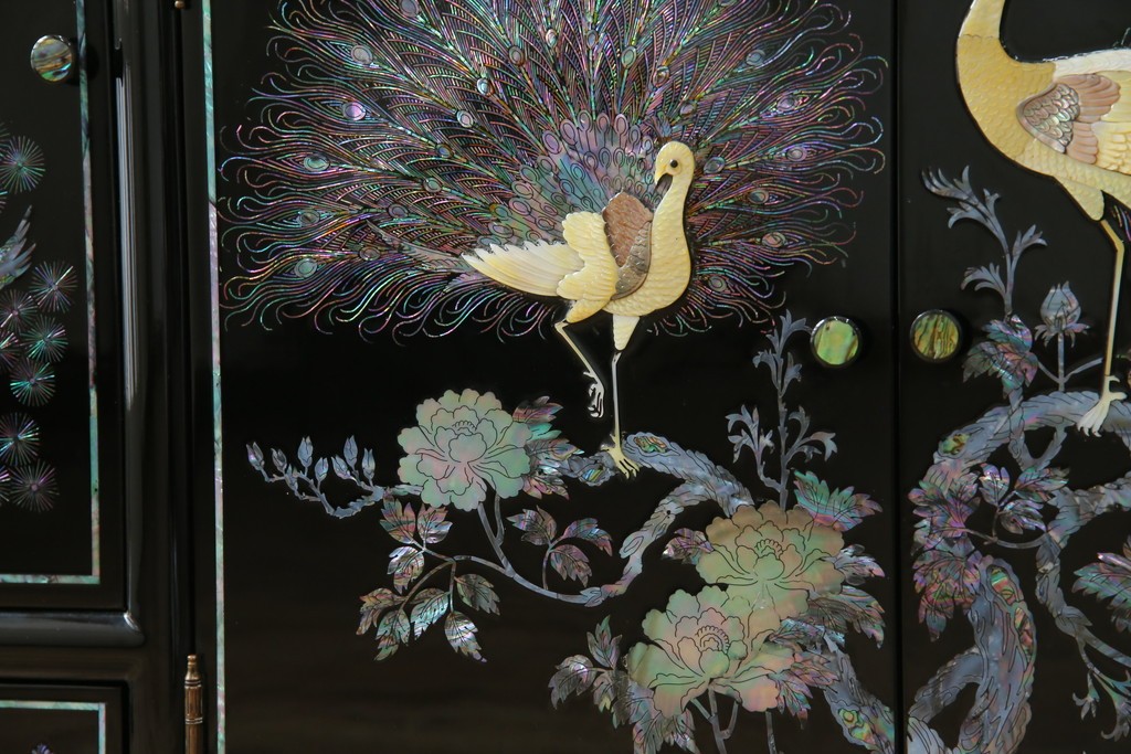 中古　美品!!　高級品　韓国民芸家具　孔雀　鳳凰(ホウオウ)　花鳥図　蝶図　煌びやかで美しい螺鈿(ラデン)細工が見事なガラス天板のサイドボード　定価約150万円相当　(R-081234)