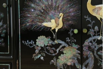 中古　美品!!　高級品　韓国民芸家具　孔雀　鳳凰(ホウオウ)　花鳥図　蝶図　煌びやかで美しい螺鈿(ラデン)細工が見事なガラス天板のサイドボード　定価約150万円相当　(R-081234)