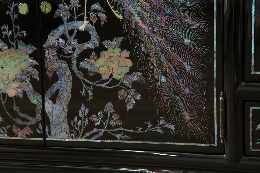 中古　美品!!　高級品　韓国民芸家具　孔雀　鳳凰(ホウオウ)　花鳥図　蝶図　煌びやかで美しい螺鈿(ラデン)細工が見事なガラス天板のサイドボード　定価約150万円相当　(R-081234)
