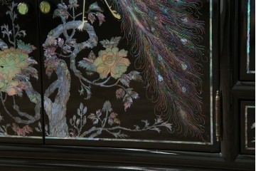 中古　美品!!　高級品　韓国民芸家具　孔雀　鳳凰(ホウオウ)　花鳥図　蝶図　煌びやかで美しい螺鈿(ラデン)細工が見事なガラス天板のサイドボード　定価約150万円相当　(R-081234)