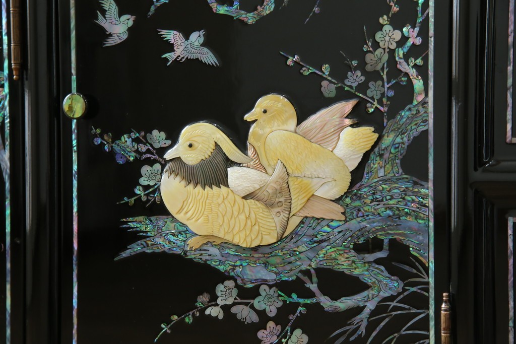 中古　美品!!　高級品　韓国民芸家具　孔雀　鳳凰(ホウオウ)　花鳥図　蝶図　煌びやかで美しい螺鈿(ラデン)細工が見事なガラス天板のサイドボード　定価約150万円相当　(R-081234)